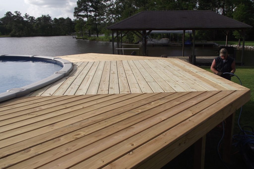 Construire une terrasse en bois pour piscine hors-sol : le guide – Mon